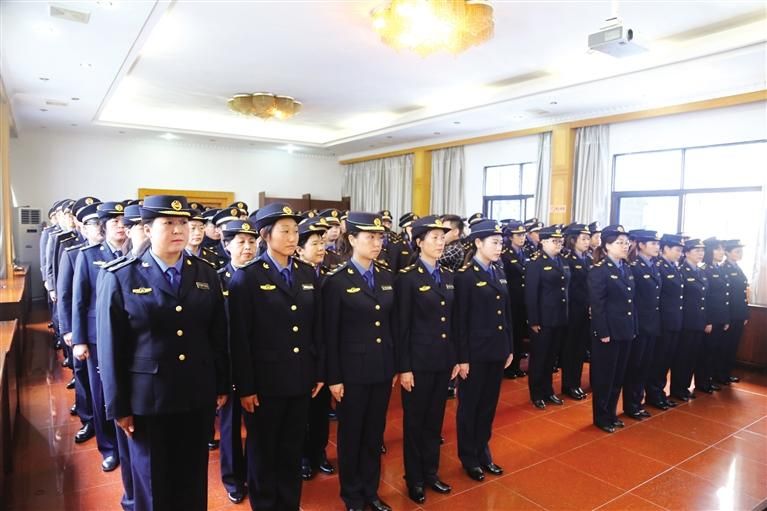 區(qū)市政園林局舉行城管執(zhí)法人員換裝儀式